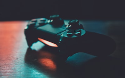 星空电子热门游戏《星际穿越》截图 - 宇宙飞船在瑰丽星云中穿梭的场景